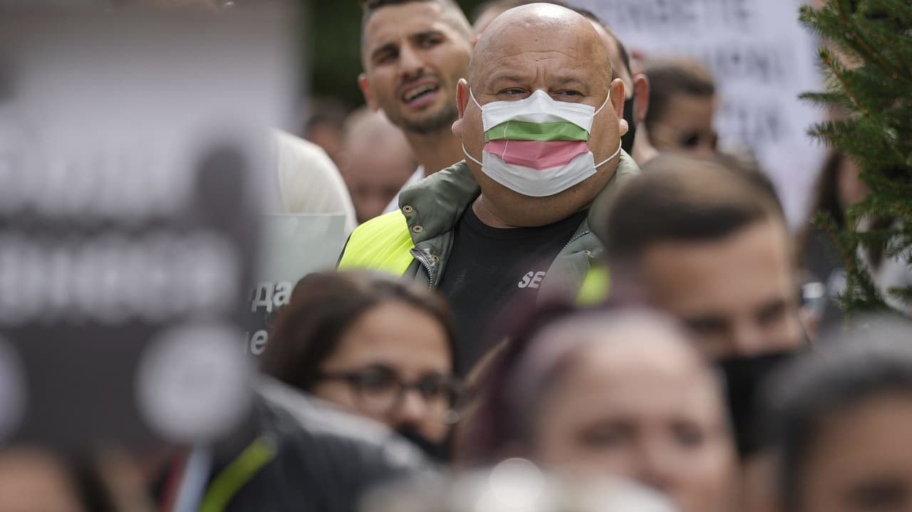 Nemocnice v Bulharsku melú z posledného: Ľudia aj tak protestujú proti novým obmedzeniam