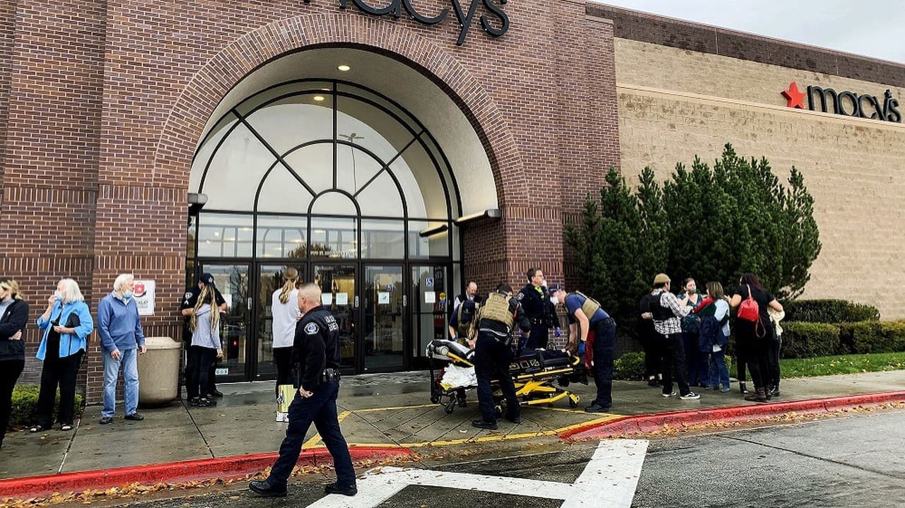 Streľba v nákupnom centre v USA: Dvaja ľudia prišli o život, dramatické dolapenie útočníka