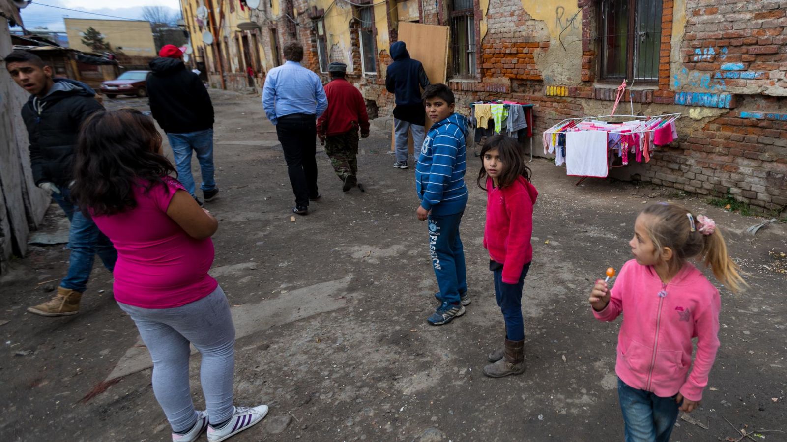 Europoslanci navštívia rómske osady, chcú vidieť realitu života v nich