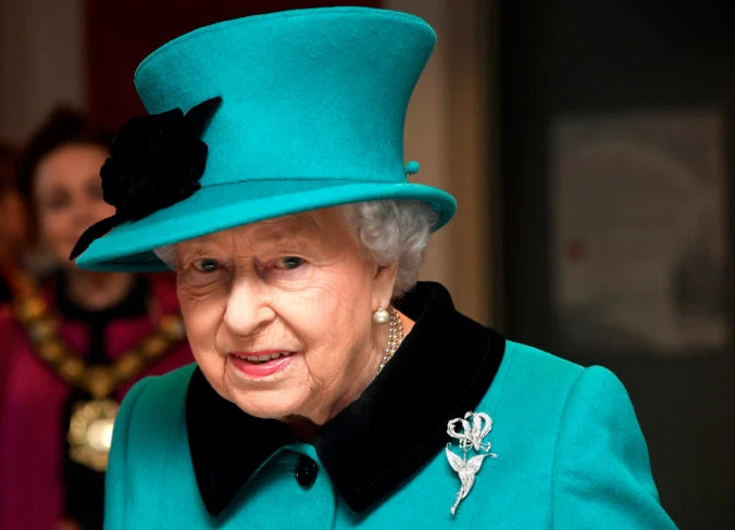 Kráľovná Alžbeta II. by mala dodržať dva týždne oddychu, odporúčajú jej lekári
