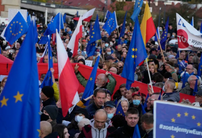 Poliaci chcú zotrvať v Európskej únii, do ulíc na protest proti konaniu vlády vyšli tisíce ľudí