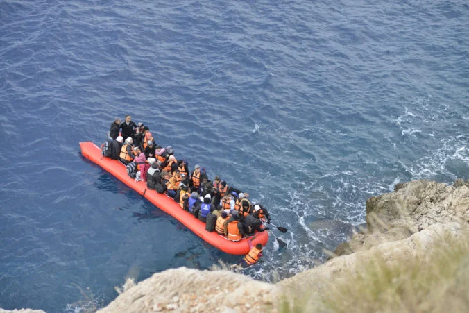 Do Veľkej Británie sa preplavilo za jeden deň zhruba tisíc migrantov, podľa úradov môže ísť o rekord