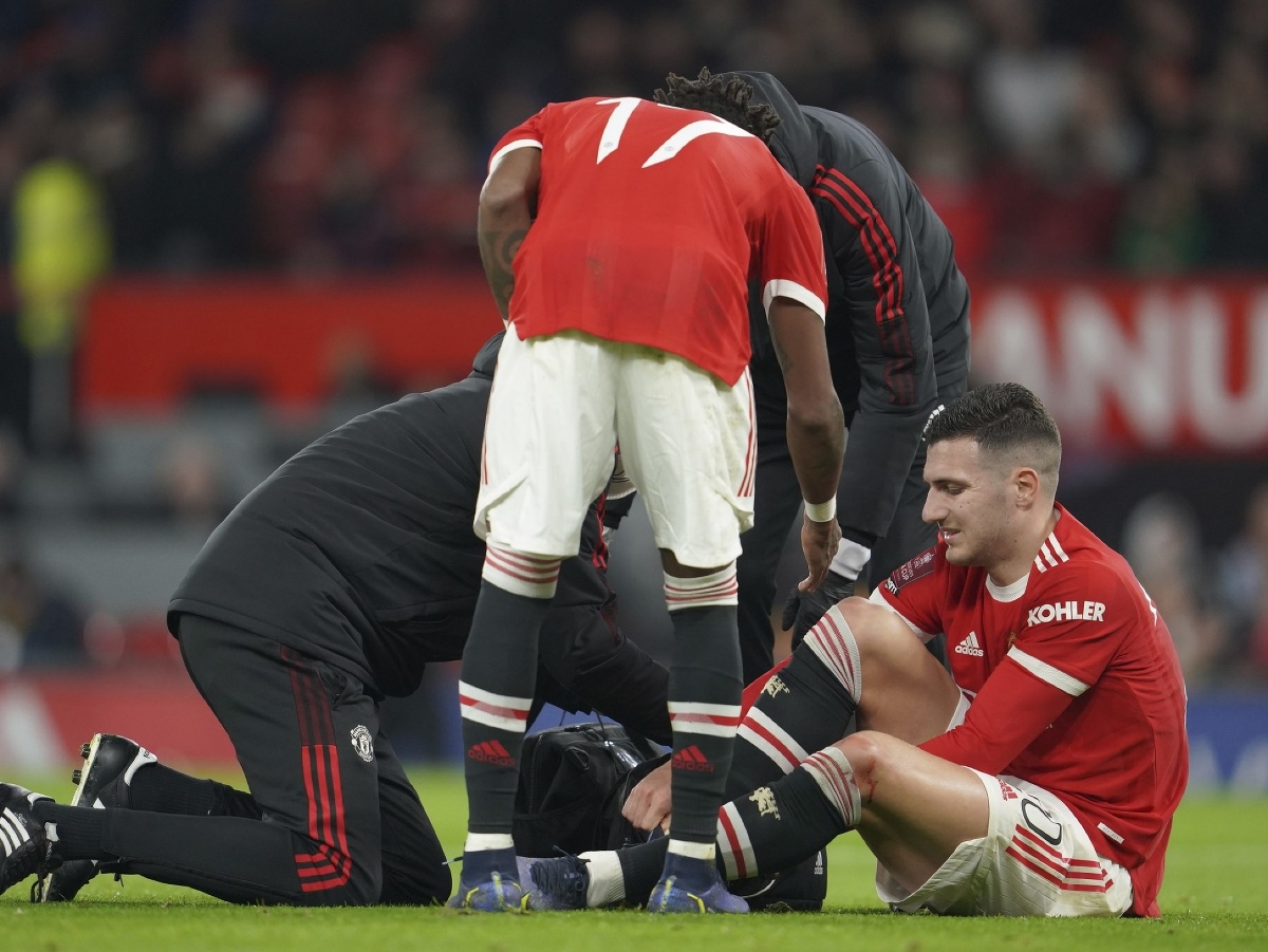 FOTO hrozivé zranenie hráča Manchestru United: Dalot dohrával zápas s dierou v členku!