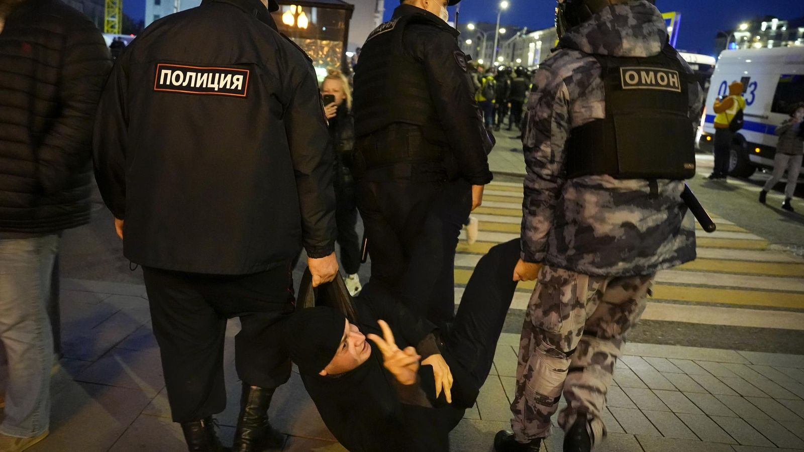 Polícia v Moskve mala zbiť a znásilniť protivojnového aktivistu