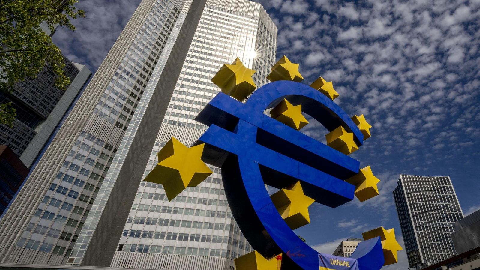 Úrokové sadzby v eurozóne porastú, prognózuje šéf portugalskej centrálnej banky