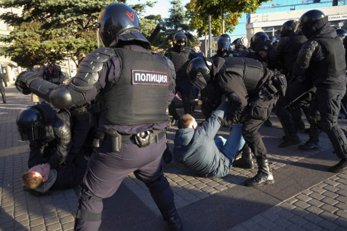 Počas protestov proti mobilizácii v Rusku zatkli viac než 730 ľudí od Petrohradu až po Sibír￼