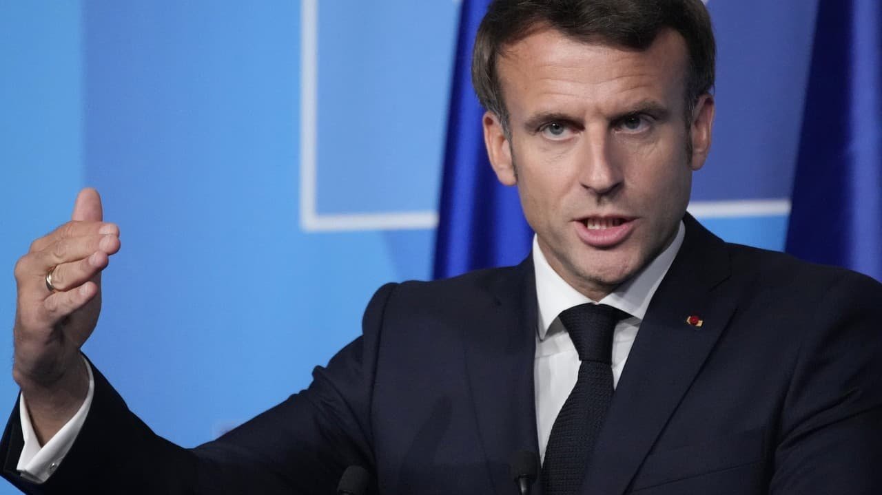Macron kritizuje raketové útoky Ruska proti Ukrajine: Putina vyzval na zásadný krok