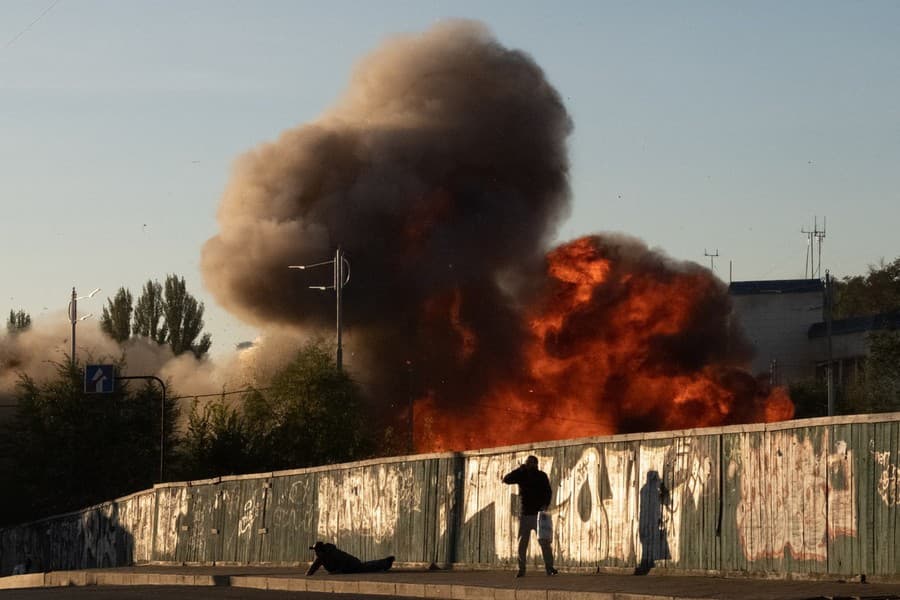 Kyjevom otriasli masívne výbuchy: Útočili ruské drony
