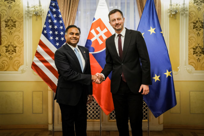 Premiér Heger sa stretol s novým veľvyslancom USA na Slovensku Gautamom Ranom￼
