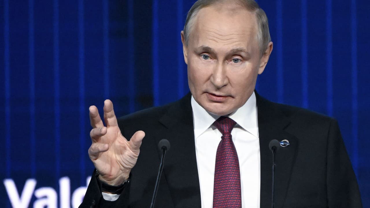 Britský minister: Putin sa útokmi proti Ukrajine mstí za neúspechy svojej armády