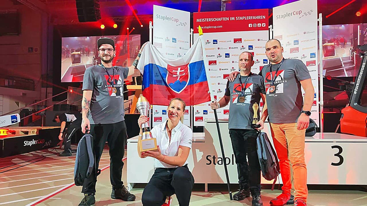 Slováci získali titul majstrov Európy v ovládaní vysokozdvižných vozíkov: Troch chlapov viedla žena!