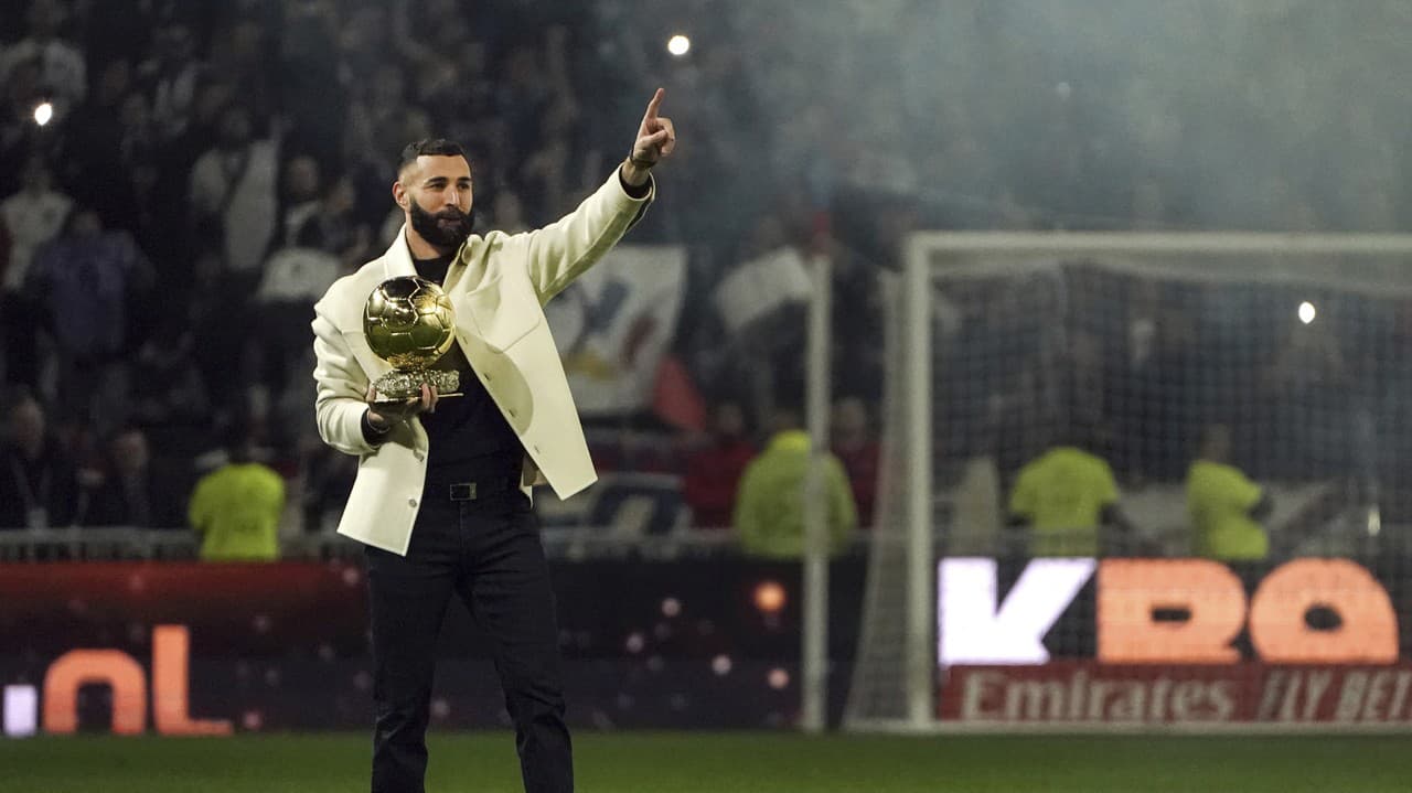 Ľudia doslova šaleli: Karim Benzema ukázal Zlatú loptu
