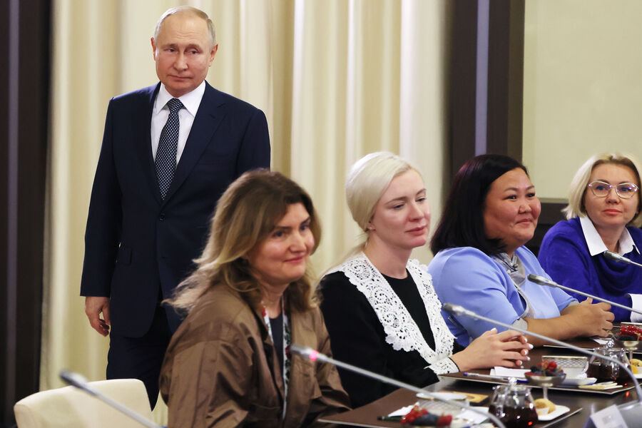 Putin predviedol šou. Pozval ženy na čaj a myslí si, že sa mu to podarilo
