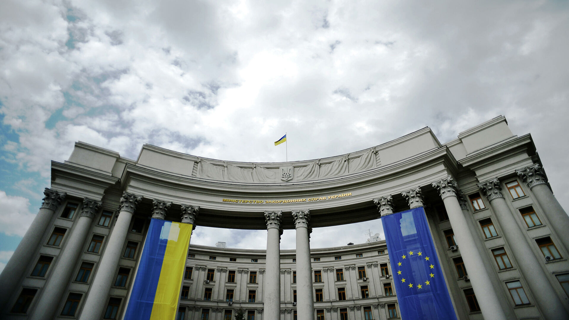 Ukrajinské veľvyslanectvá sa stali terčom anonymných vyhrážok