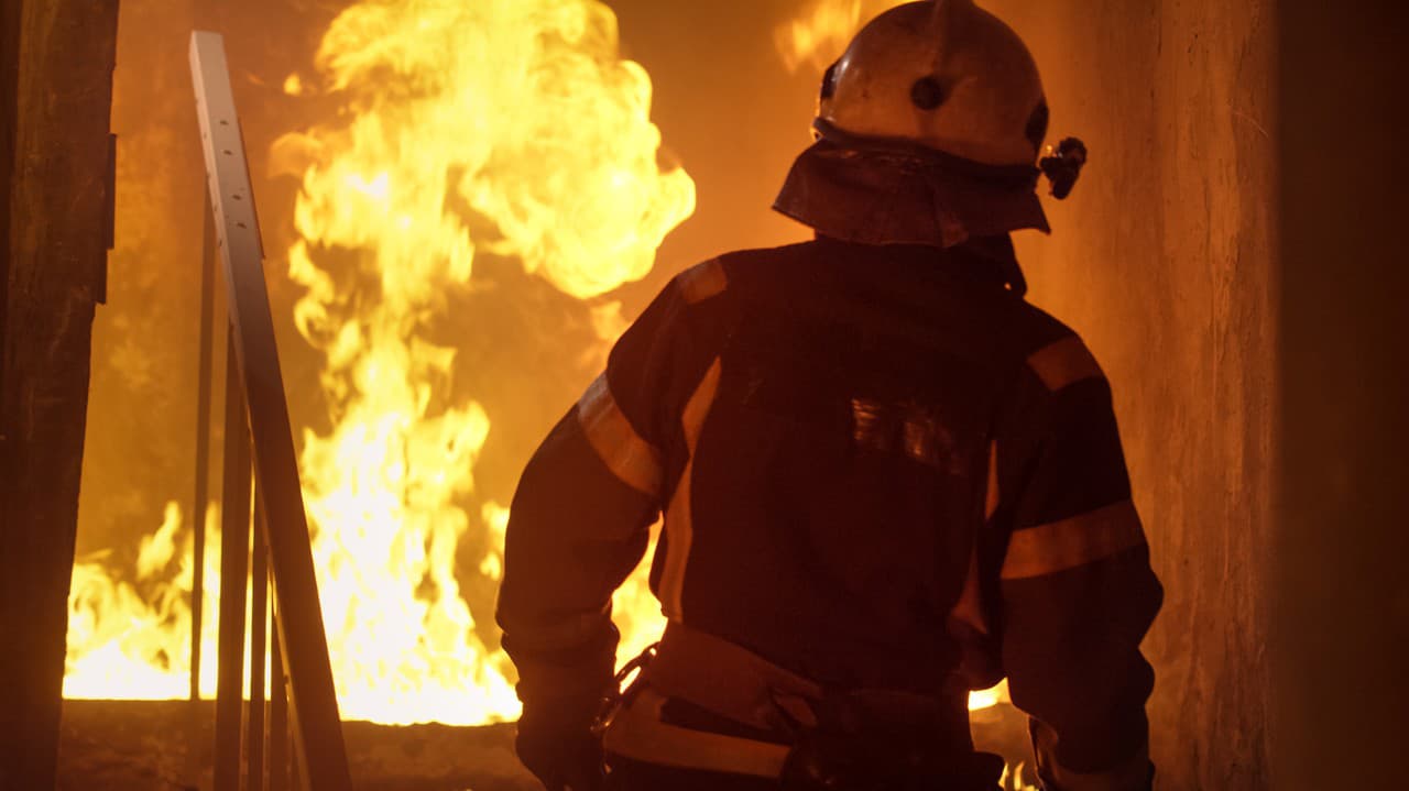 Pivnice paneláku v Bratislave zachvátil požiar: Na mieste sú prítomní hasiči, oheň sa snažia dostať pod kontrolu