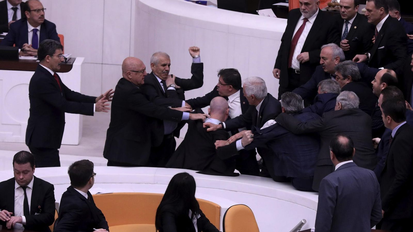 Bitka v tureckom parlamente: Opozičný poslanec je po údere päsťou do tváre v kritickom stave