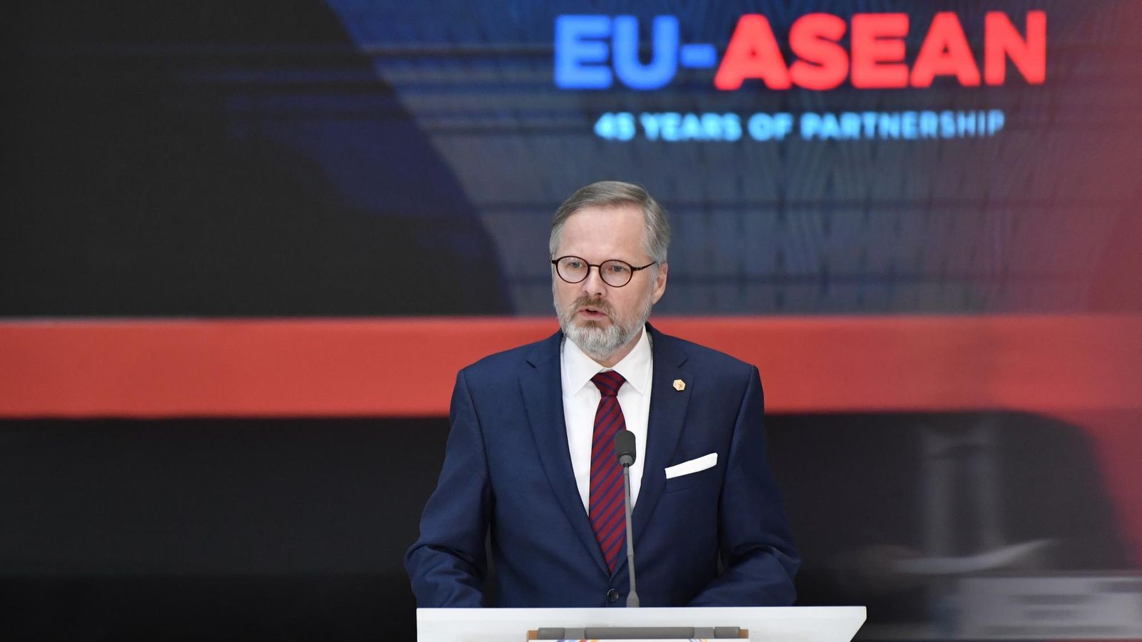 Český premiér zastupoval Hegera na summite Európskej únie, na rokovania vraj dostal presný mandát
