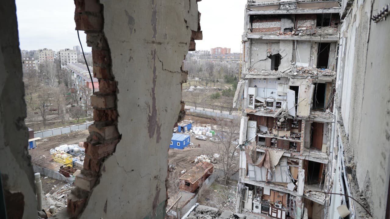 Rusi majú v Mariupole veľké plány: Na čo potrebujú desaťtisíce ruských civilistov?