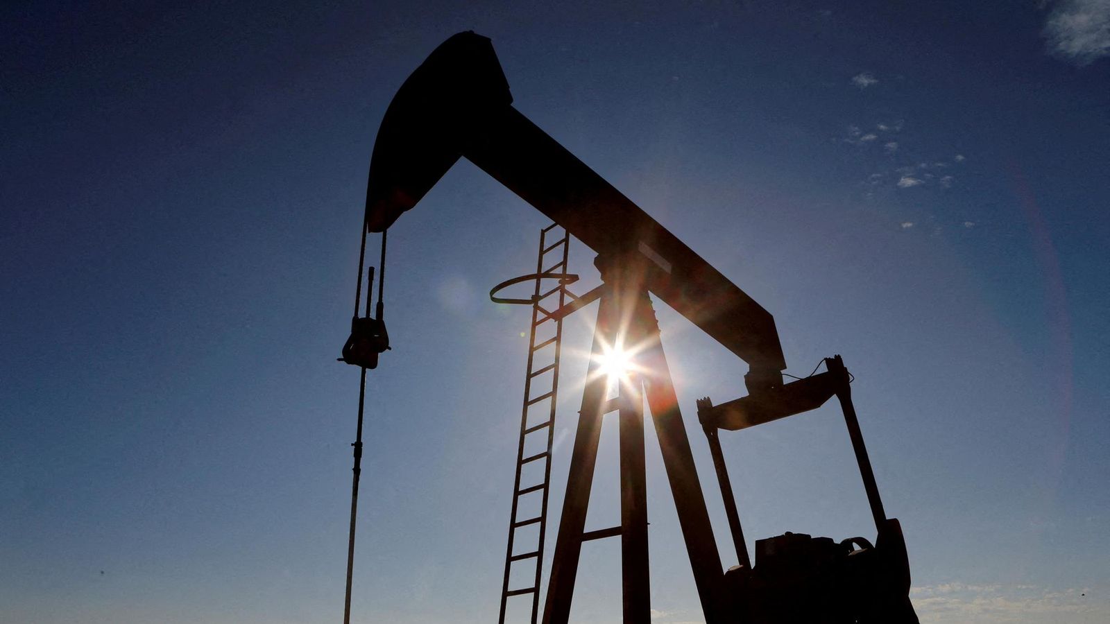 Ceny ropy strmo klesajú