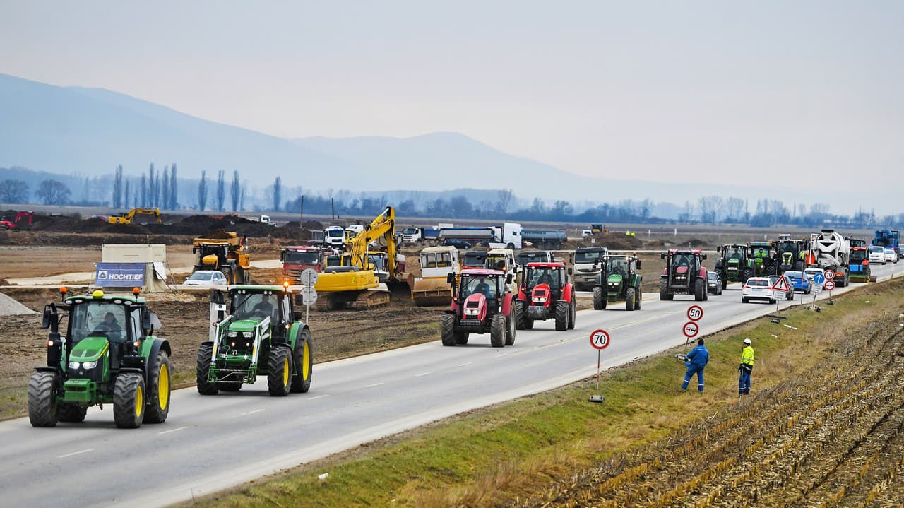 Najväčšie protesty poľnohospodárov v histórii začali: Cesty zablokuje 2 200 traktorov!