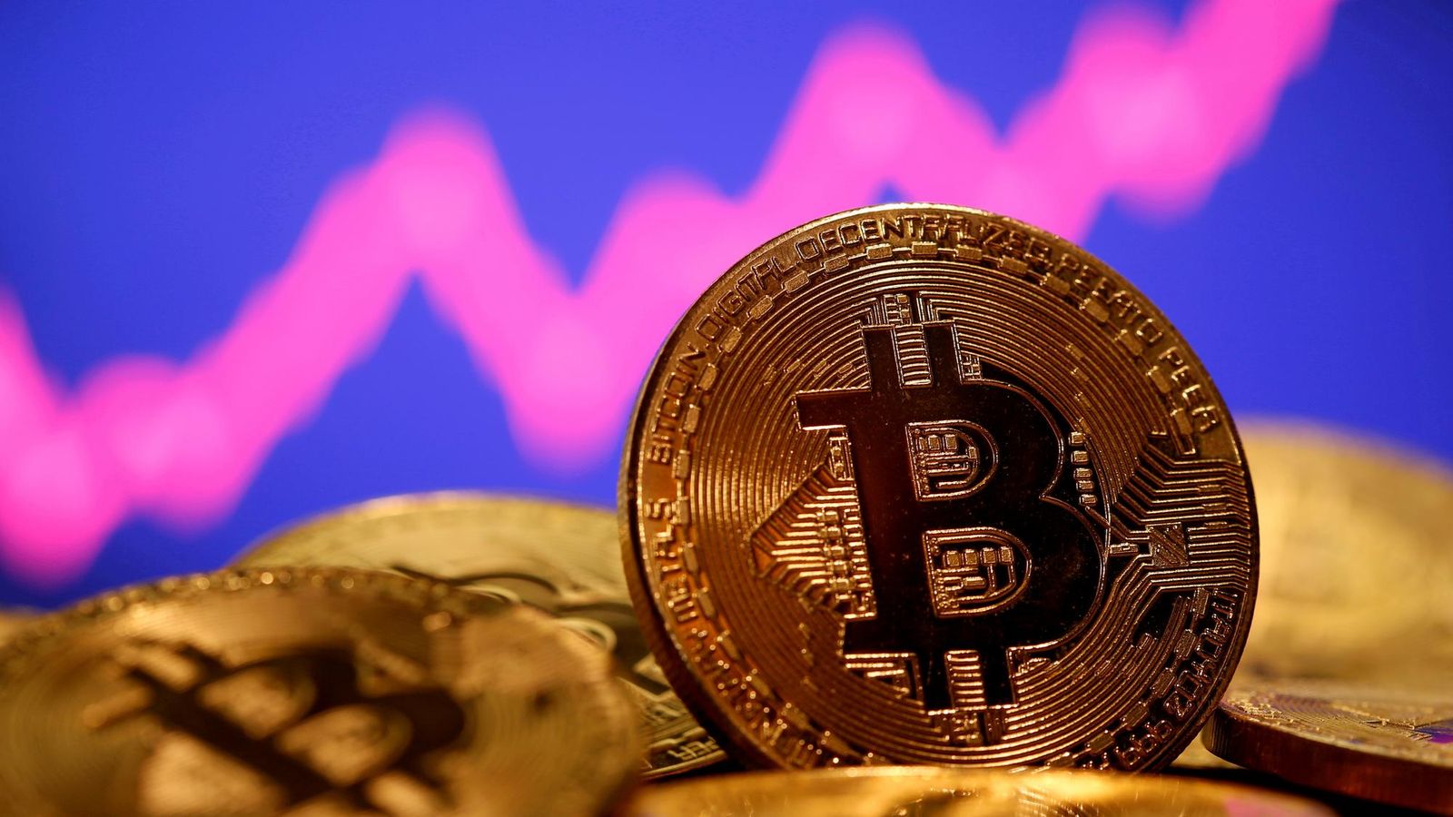 Bitcoin sa oslabil takmer o osem percent