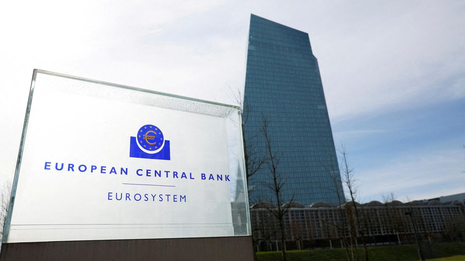 Prvé zníženie sadzieb ECB sa očakáva v júni. Bude však voliť opatrnejší postup, odhaduje analytik