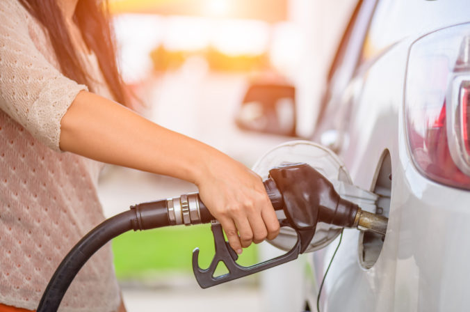 Ceny benzínu by sa mohli udržať pod eurom a 70 centami, analytik sa pozrel aj na cenu nafty