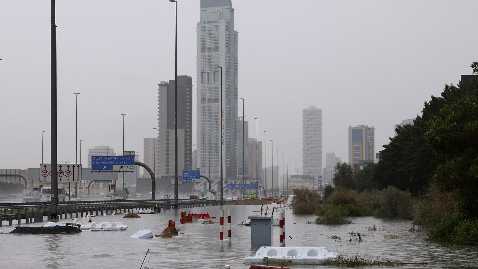Spojené arabské emiráty zasiahli silné búrky, v Dubaji sú ulice zaplavené