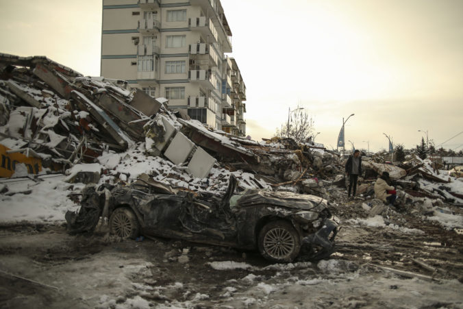 Zemetrasenie s magnitúdom 5,6 zasiahlo oblasť stredného Turecka, otrasy pocítili aj v okolitých provinciách