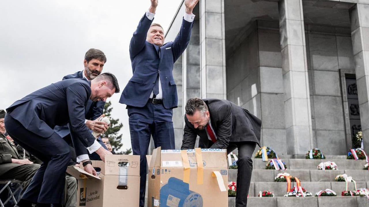 Fico priniesol na Slavín veľké škatule: Neuveríte, čo z nich vytiahol! To vám niečo pripomenie