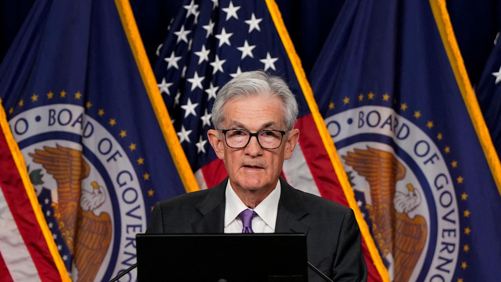 Zvýšenie základnej úrokovej sadzby Fedu je nepravdepodobné, vyhlásil šéf americkej centrálnej banky