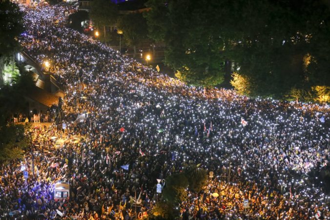 Gruzínsky parlament schválil napriek masovým protestom sporný zákon o zahraničnom vplyve