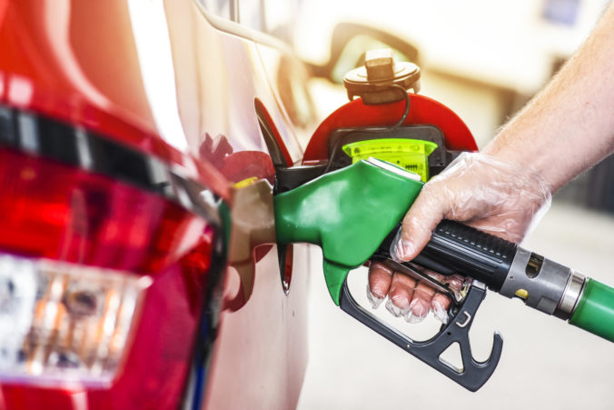 Ceny pohonných látok by mali naďalej klesať, nafta je na najnižšej úrovni od januára tohto roku